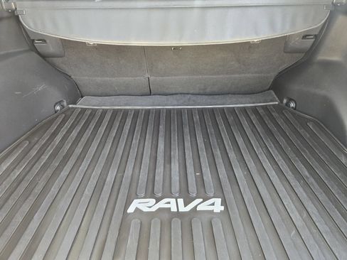 Used 2020 Toyota RAV4 XLE Premium FWD image 32