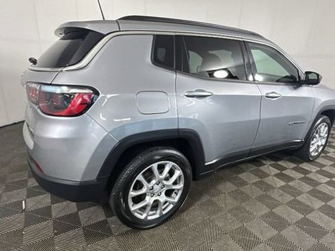Used 2024 Jeep Compass Latitude AWD/4WD image 3