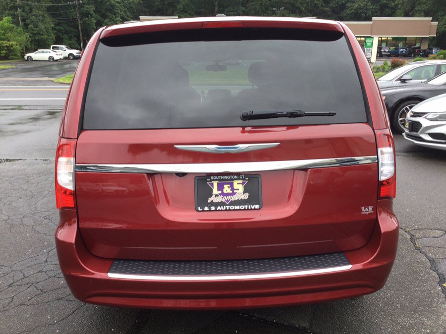 Used 2015 Chrysler Town & Country Touring w/ Driver Convenience Group FWD image 8