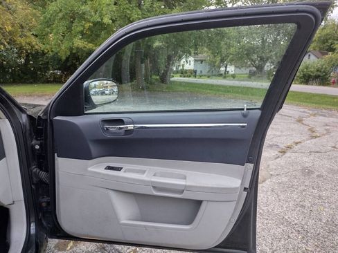 Used 2005 Chrysler 300 Touring image 9