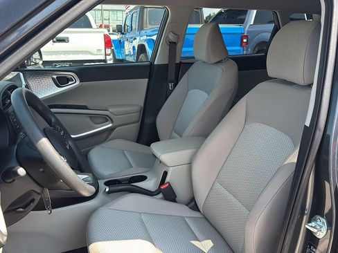 Used 2025 Kia Soul LX w/ LX Technology Package FWD image 12