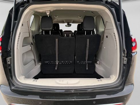 Used 2024 Chrysler Pacifica Touring-L FWD image 31