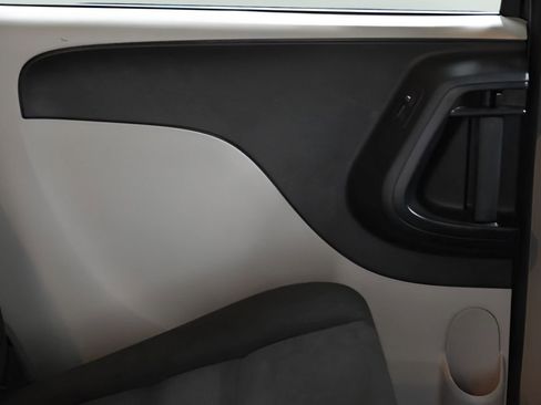 Used 2018 Dodge Grand Caravan SE w/ UConnect Hands-Free Group FWD image 10
