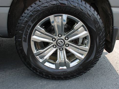 Used 2018 Nissan Titan SV w/ SV Convenience Package AWD/4WD image 18