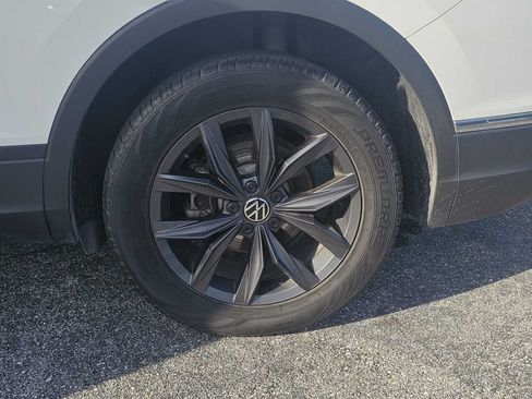 Used 2024 Volkswagen Tiguan SE w/ Panoramic Sunroof Package FWD image 12