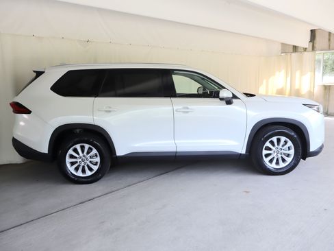 Used 2024 Toyota Grand Highlander AWD image 4