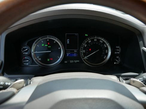 Used 2021 Lexus LX 570 4WD w/ Luxury Package image 29
