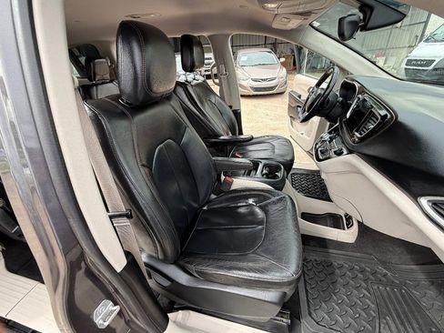 Used 2017 Chrysler Pacifica Touring-L image 16