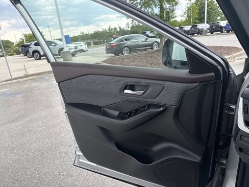 Used 2023 Nissan Rogue SV AWD/4WD image 14