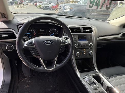 Used 2017 Ford Fusion SE FWD image 15