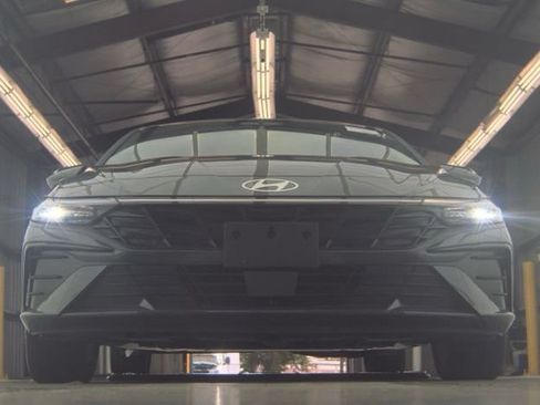 Used 2026 Hyundai Elantra SEL Sport Premium FWD image 3