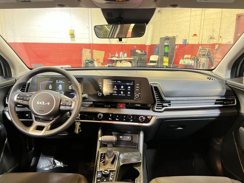 Used 2025 Kia Sportage LX image 32