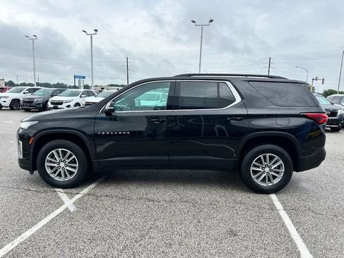 Used 2023 Chevrolet Traverse LT FWD image 2
