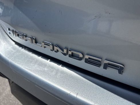 Used 2023 Toyota Highlander LE FWD image 6