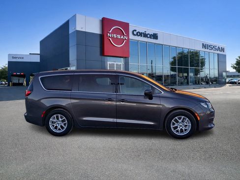 Used 2023 Chrysler Voyager LX image 7