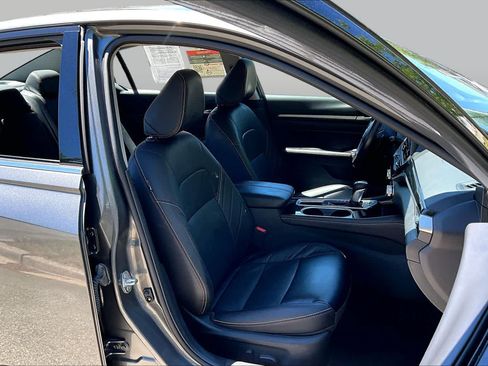 Used 2024 Nissan Altima 2.5 SR w/ SR Premium Package FWD image 9
