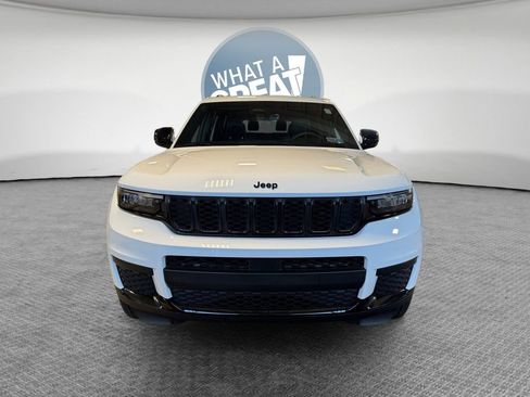 Used 2025 Jeep Grand Cherokee L Altitude image 9