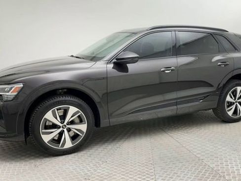 Used 2024 Audi Q8 e-tron Premium image 6