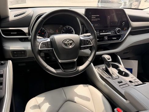 Used 2023 Toyota Highlander XLE AWD/4WD image 11