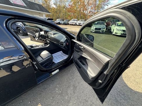 Used 2018 Jaguar XE Premium image 15