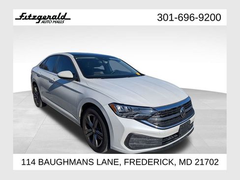 Used 2022 Volkswagen Jetta SE image 1