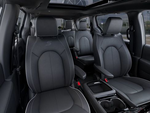 New 2026 Chrysler Pacifica Limited w/ S Appearance Package FWD image 17