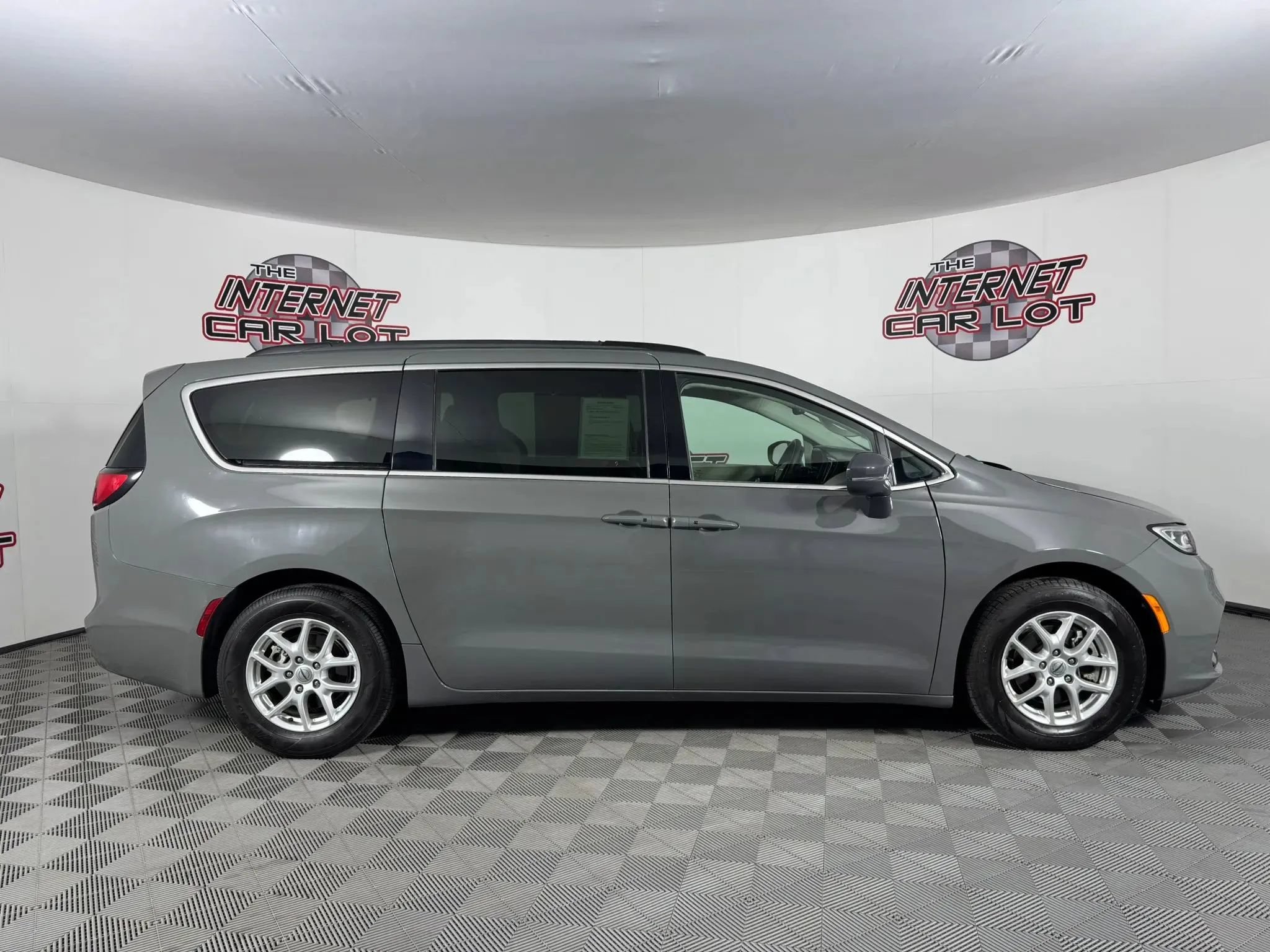 Used 2022 Chrysler Pacifica Touring-L FWD image 8