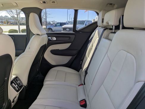 Certified 2022 Volvo XC40 T4 Inscription w/ Advanced Package image 14