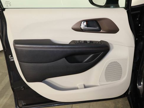 Used 2017 Chrysler Pacifica Touring-L w/ Tire & Wheel Group image 20