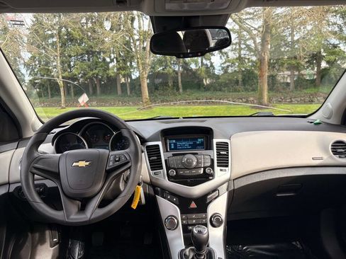 Used 2014 Chevrolet Cruze LS image 11