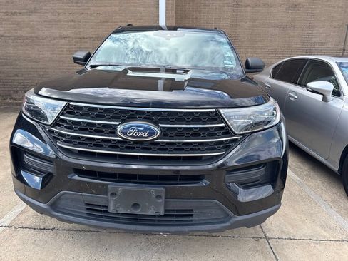 Used 2023 Ford Explorer XLT RWD image 2