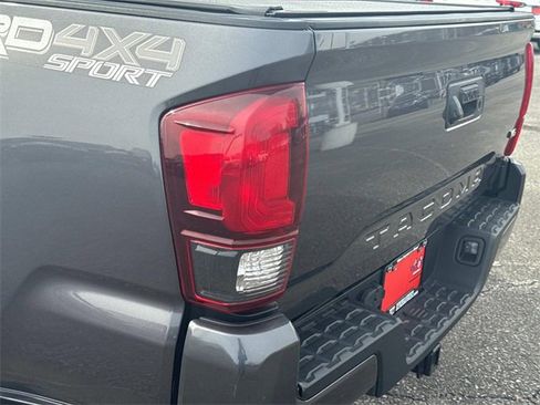 Used 2018 Toyota Tacoma TRD Sport image 13
