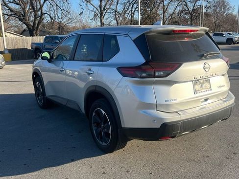 Used 2024 Nissan Rogue SV image 3