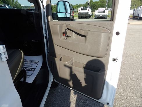 Used 2018 Chevrolet Express 2500 w/ Driver Convenience Package RWD image 33