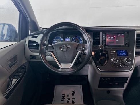Used 2019 Toyota Sienna XLE image 22