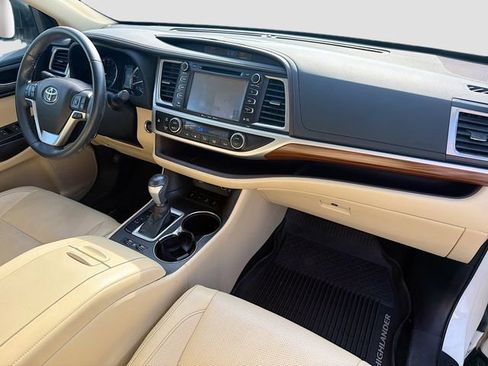 Used 2017 Toyota Highlander Limited AWD/4WD image 29