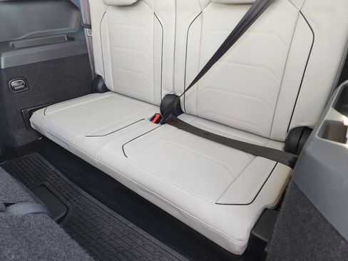 Used 2018 Volkswagen Tiguan SEL Premium image 31