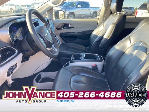 Used 2022 Chrysler Pacifica Touring-L image 3