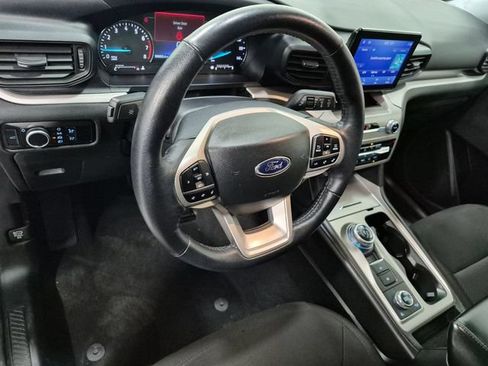 Used 2023 Ford Explorer XLT AWD/4WD image 9