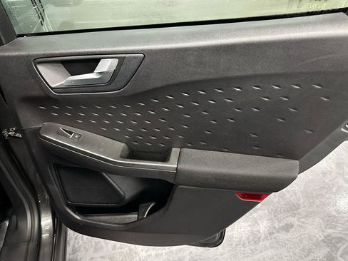 Used 2020 Ford Escape SE image 12