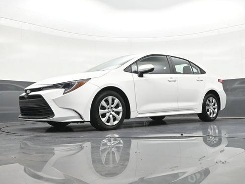 Used 2023 Toyota Corolla LE FWD image 28