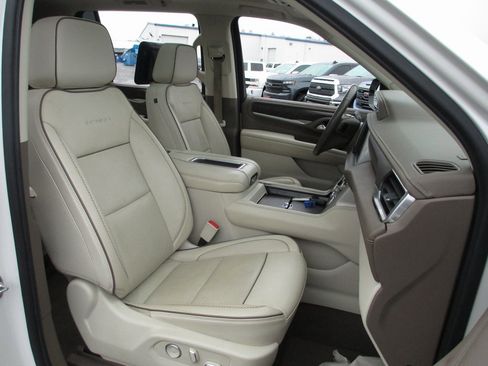 Used 2021 GMC Yukon XL Denali w/ Denali Premium Package image 24