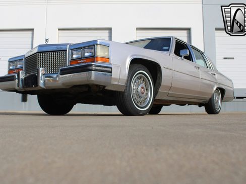 Used 1987 Cadillac Brougham image 3
