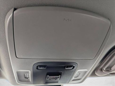 Used 2020 Toyota Camry SE image 11