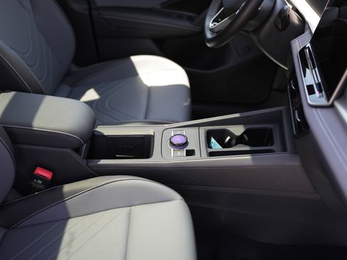 Used 2025 Volkswagen Tiguan SE w/ Panoramic Sunroof Package AWD/4WD image 17