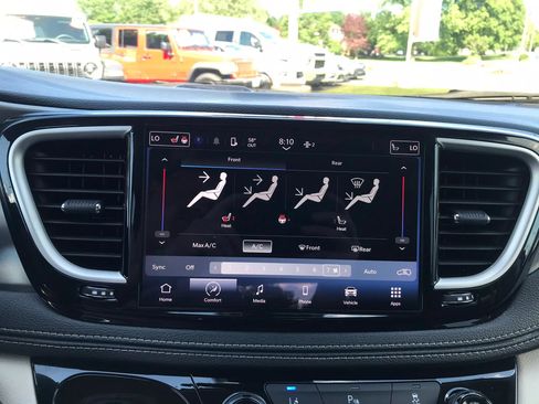Used 2023 Chrysler Pacifica Touring-L FWD image 24