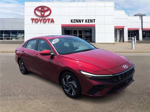 Used 2025 Hyundai Elantra SEL FWD image 1