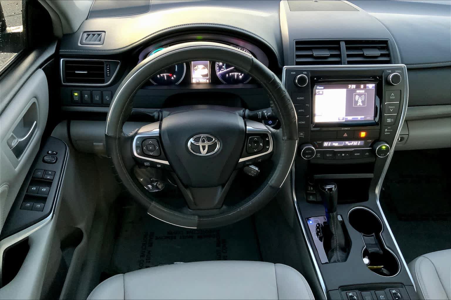 Used 2017 Toyota Camry XLE w/ Moonroof Package FWD image 6