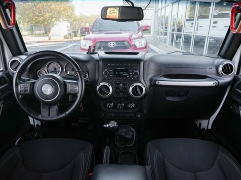 Used 2016 Jeep Wrangler Unlimited Sahara w/ Connectivity Group AWD/4WD image 41