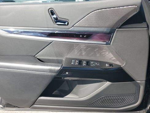 Used 2024 BMW 740i image 22